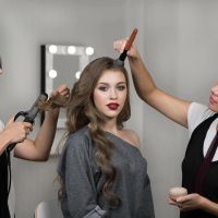 А парикмахер сделает восхитительную прическу А парикмахер сделает восхитительную прическу